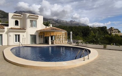  Fantástica villa con vistas panorámicas al mar.